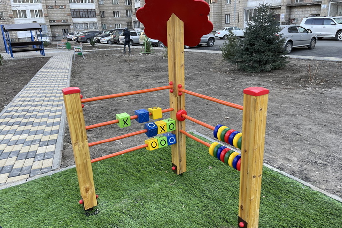 В Усть-Каменогорске новые детские площадки покрывают искусственным газоном